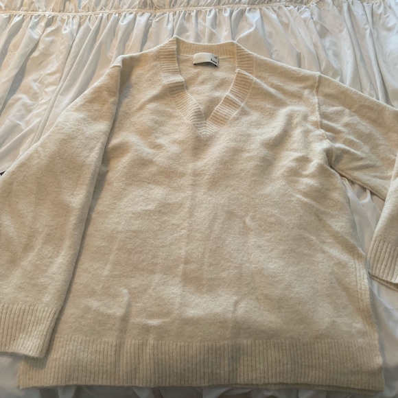 Aritzia Merian Sweater - Picture 3 of 8